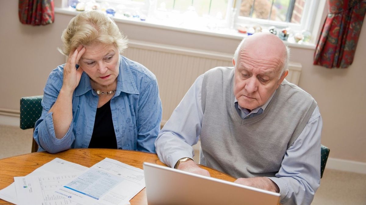 Zadlužení seniorů se zvýšilo, věřitelům splácejí méně